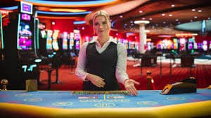 Chat interaktif di Lightning Baccarat memungkinkan pemain berkomunikasi dengan dealer live